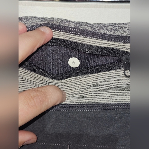 Lululemon Athletica Women’s Running Shorts Gray Stretch Zip Pocket Size 6 - Picture 3 of 3